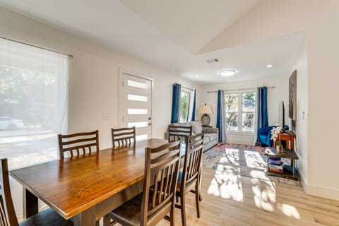4 Mi to UT Austin: Bright & Modern Family Home House in Austin