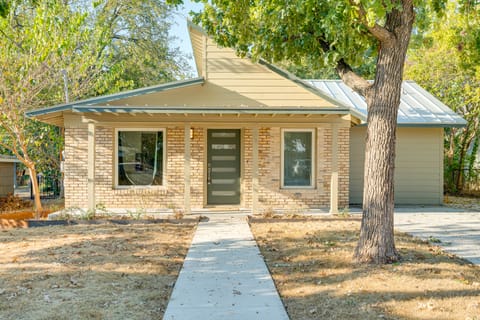 4 Mi to UT Austin: Bright & Modern Family Home House in Austin