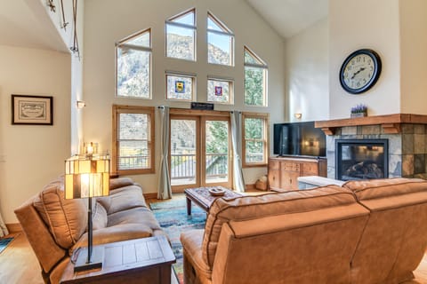 Mtn-View Cabin w/ Private Hot Tub in Georgetown! House in Georgetown