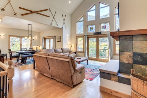 Mtn-View Cabin w/ Private Hot Tub in Georgetown! House in Georgetown