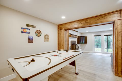 Hot Tub + Game Room: Peaceful Retreat in Evergreen House in Colorado