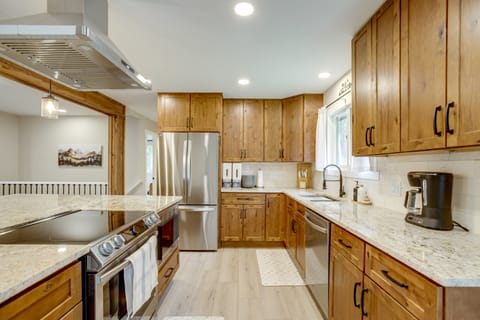 Hot Tub + Game Room: Peaceful Retreat in Evergreen House in Colorado