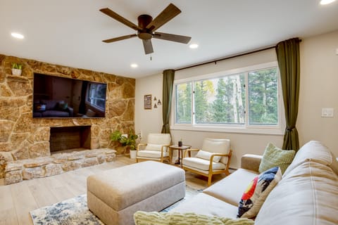 Hot Tub + Game Room: Peaceful Retreat in Evergreen House in Colorado