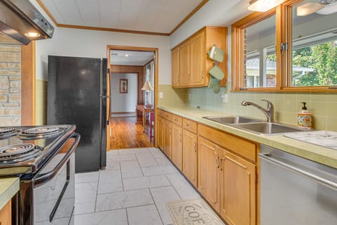 1 Mi to Norfolk Lake! Anglers’ Escape w/ Mtn Views House in Norfork Lake