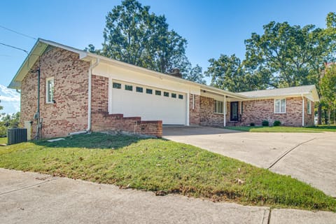 1 Mi to Norfolk Lake! Anglers’ Escape w/ Mtn Views House in Norfork Lake