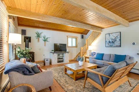 Mtn-View Deck: Stunning Fraser Home By Ski Shuttle House in Fraser