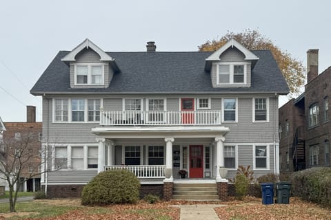 Walk to Coventry Village: Charming Top-Floor Unit! Apartment in Cleveland Heights