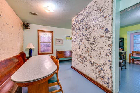 5 Blocks to Dtwn Louisville: Colorful Guesthouse Apartment in Jefferson County