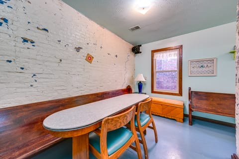 5 Blocks to Dtwn Louisville: Colorful Guesthouse Apartment in Jefferson County