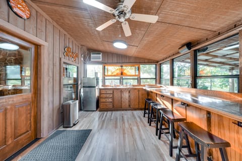 Waterfront Texarkana Cabin: Tranquil Acreage House in Texarkana