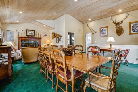 1 Mi to Lift! Olympic Valley Chalet w/ Hot Tub House in Palisades Tahoe (Olympic Valley)