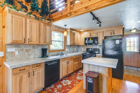 Private Wooded Escape w/ Scenic Decks in Jefferson House in Park County