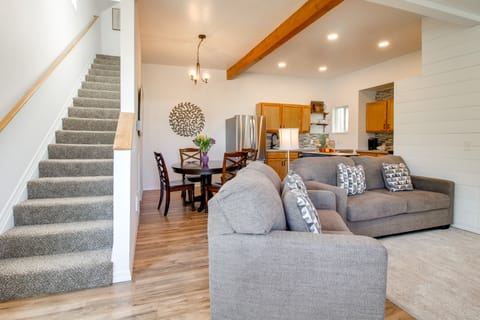 1 Mi to Dtwn Coos Bay: Sleek Apt w/ Deck & Views! Apartment in Coos Bay