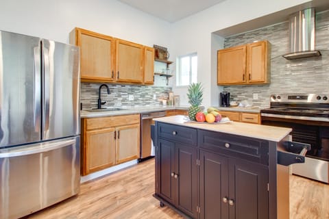 1 Mi to Dtwn Coos Bay: Sleek Apt w/ Deck & Views! Apartment in Coos Bay