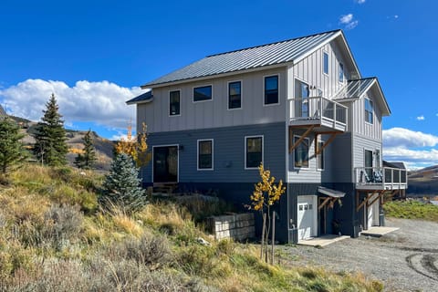 10 Mi to Slopes! Mtn-View Crested Butte Retreat Apartment in Colorado