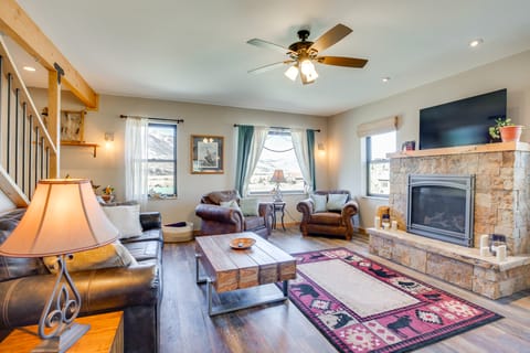 10 Mi to Slopes! Mtn-View Crested Butte Retreat Apartment in Colorado