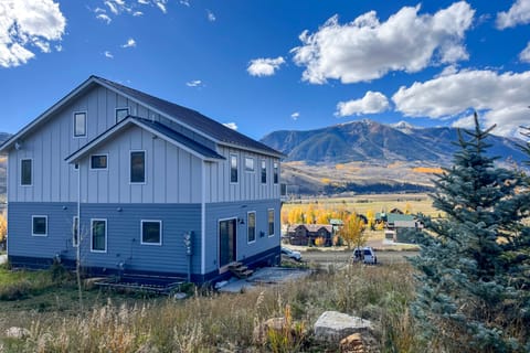 10 Mi to Slopes! Mtn-View Crested Butte Retreat Apartment in Colorado