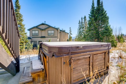 Multi-Level Haven w/ Hot Tub! 3 Mi to Lake Dillon House in Wildernest