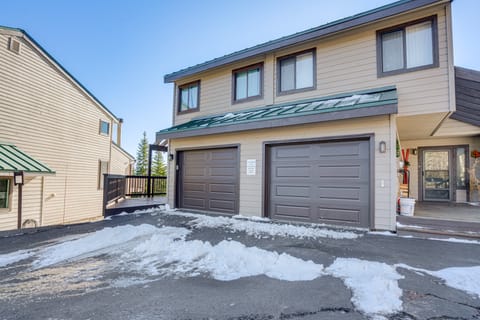 Multi-Level Haven w/ Hot Tub! 3 Mi to Lake Dillon House in Wildernest