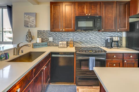 Steps to Shore: Condo w/ Resort Perks in Oceanside Apartment in Oceanside