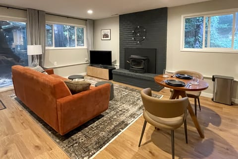 Walk to Beach + Village: Bainbridge Island Gem! Apartment in Bainbridge Island