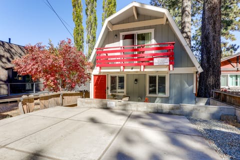 1 Mi to Big Bear Mtn! Pet-Friendly, Walkable Cabin House in Big Bear