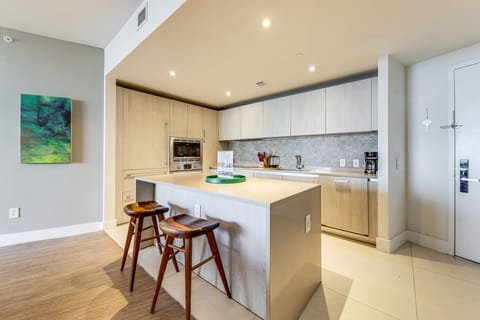 Luxe Condo w/ Hallandale Beach Oceanfront View! Apartment in Hollywood Beach