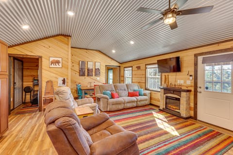 ~ 1 Mi to Lake Greeson & Ramp: 'Lazy Bear Cabin' House in Arkansas