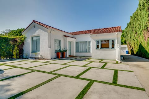1 Block to Melrose Ave! Bright Poolside Retreat House in West Hollywood
