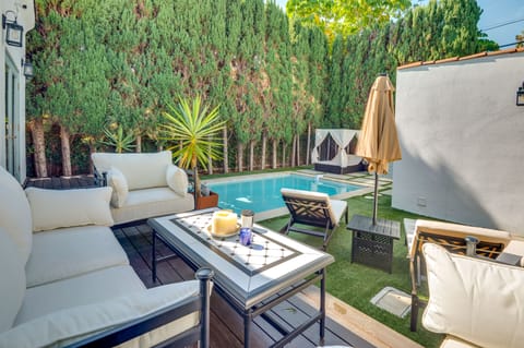 1 Block to Melrose Ave! Bright Poolside Retreat House in West Hollywood