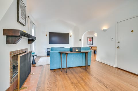 1 Block to Melrose Ave! Bright Poolside Retreat House in West Hollywood