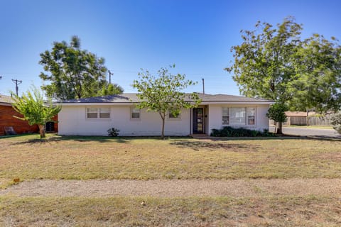 3 Mi to Texas Tech: Cozy Home w/ Private Yard! House in Lubbock