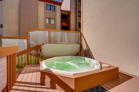 Ski Copper Mountain! Alpine-Chic Condo w/ Hot Tub Apartment in Copper Mountain
