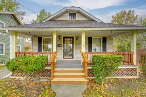 1 Mi to Akron Zoo: Ranch-Style Home w/ Yard! House in Akron