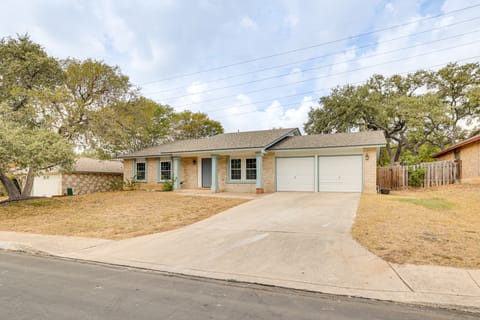 Mini Golf, Arcade & Fire Pit! San Antonio Home House in San Antonio