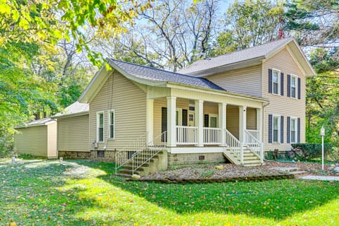 6 Mi to Notre Dame: Family Retreat w/ Deck & Yard House in Mishawaka