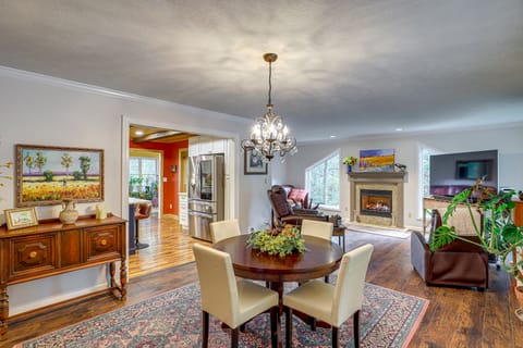 Private Mtn-View Hideaway w/ Deck in Asheville! House in Woodfin