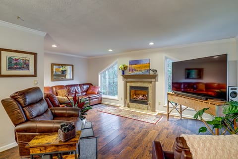 Private Mtn-View Hideaway w/ Deck in Asheville! House in Woodfin