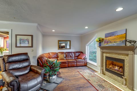 Private Mtn-View Hideaway w/ Deck in Asheville! House in Woodfin