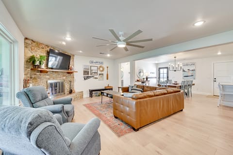 Modern, Spacious! Lake Buchanan Retreat w/ Hot Tub House in Lake Buchanan