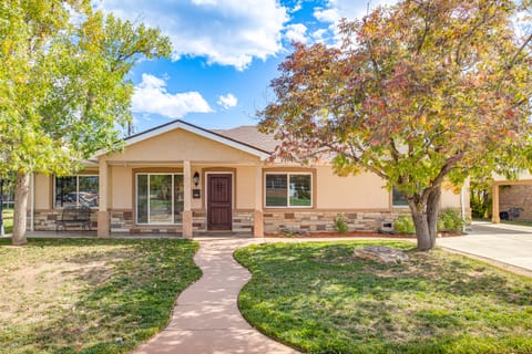 Suburban Home 9 Mi to Dtwn Denver: Outdoor Oasis! House in Aurora