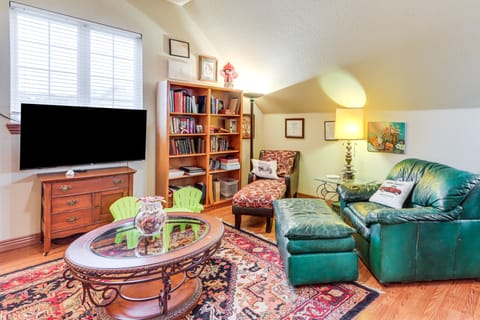 Near Hiking & Biking: Pet-Friendly Rogers Getaway! Apartment in Rogers