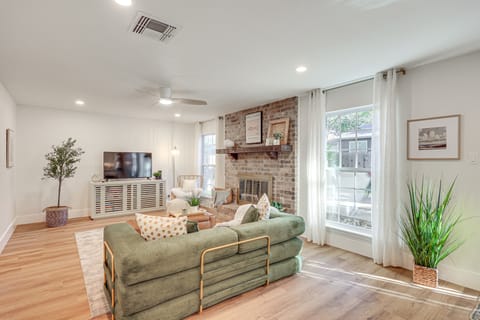 Private Hot Tub! Home 15 Mi to Dtwn San Antonio House in San Antonio