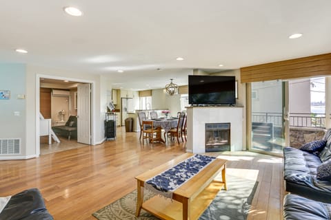 Walk to Mission Beach! Gem w/ Bay & City Views House in Mission Beach