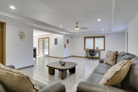 6 Mi to Barr Lake: Apt w/ Hot Tub Access! Apartment in Brighton