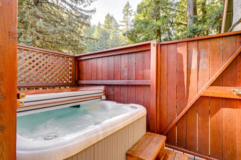Redwoods Escape w/ Hot Tub: Near Russian River! Apartment in Guerneville