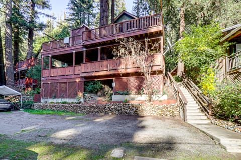 Redwoods Escape w/ Hot Tub: Near Russian River! Apartment in Guerneville