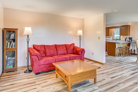 ‘Dirt Road Digs’ - Quiet Home in Lakeville! House in Ohio