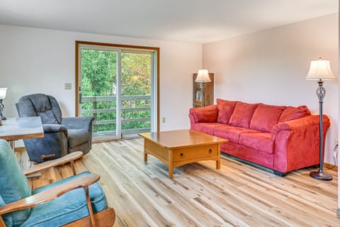 ‘Dirt Road Digs’ - Quiet Home in Lakeville! House in Ohio