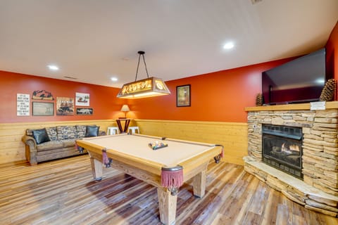 Private Hot Tub! Pet-Friendly Cabin 4 Mi to GSMNP House in Gatlinburg